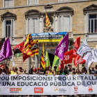 Capçalera d'una manifestació de docents a la plaça Sant Jaume.