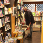 Un hombre mira la estantería de la Librería Galatea de Reus el día previo a la Diada de Sant Jordi.