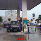Imatge del vehicle incendiat en una benzinera de Cunit.