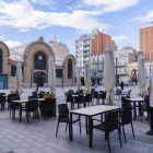 Imatge d'arxiu d'una terrassa de la plaça Corsini, davant del Mercat Central.