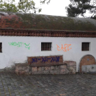 Imagen de diferentes grafitis en las paredes del antiguo repartidor de aguas.