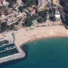 En todas las playas de Lloret hoy ha ondeado la bandera amarilla por mala mar.