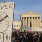 Activistes en defensa del dret a l'avortament es concentren davant del Tribunal Suprem, a Washington.