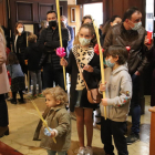 Unos niños en la parroquia de la Puríssima Sang durante la misa del Domingo de Ramos, ayer.