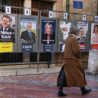Un dona passant per davant de cartells electorals a Perpinyà.
