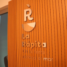 Logotipo de 'La Ràpita' en la pared del salón de plenos del Ayuntamiento de Sant Carles de la Ràpita.