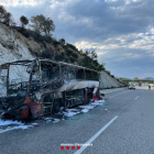 Un autobús incendiat a l'AP-7 crema 4,2 hectàrees entre Agullana i la Jonquera