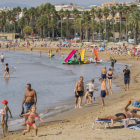 La playa de Levante de Salou llena de bañistas y de turistas tomando el sol ayer al mediodía.