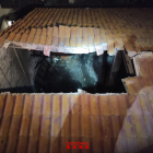 Imagen del agujero que ha quedado en el techo.