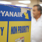 Viajeros de Ryanair este lunes en el aeropuerto de El Prat.