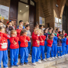 Els alumnes canten a les escales de la porta de l'escola.