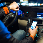 La nova Llei de Trànsit pretén reduir la mortalitat a les carreteres evitant l'ús de dispositius mòbils durant la circulació.