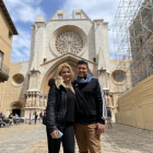 Imatge de Roberta Iovine i Darío P., turistes italians a Tarragona, davant la Catedral de Santa Tecla.