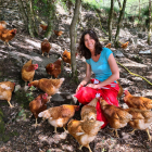 Núria Padrós, rodeada de gallinas ponedoras.