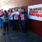 Algunos de los activistas de la plataforma frente a la sede del CRT en Vila-seca.