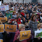 Manifestantes a favor del catalán en la escuela en la plaza Sant Jaume de Barcelona.