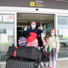 Una familia saliendo de la terminal de llegadas del Aeropuerto de Reus, de un vuelo proveniente de Dublín.