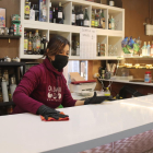 Imagen de archivo de una camarera limpiando la barra del bar Ca la Meri de Tarragona.
