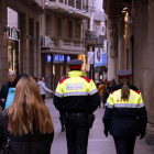Mossos patrullant per l'Eix Comercial de Lleida.