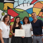 L'alumna Rut Nolla va rebre el premi acompanyada d'Eloïsa Valero i Jordi Satorra.