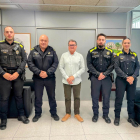 Els nous agents i el cap de la Policia Local, Antonio Gómez, es van reunir amb l'alcalde Pere Virgili.