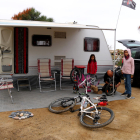 Una família arreglant bicicletes a l'exterior de la seva caravana al càmping Miramar de Mont-roig del Camp durant les vacances de Setmana Santa

Data de publicació: dimecres 13 d'abril del 2022, 07:00

Localització: Mont-roig del Camp/Salou

Autor: Mar Rovira