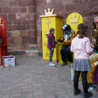 Diversos nens lliurans les seves cartes als emissaris reials.