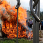 Una montaña de restos vegetales arde en la rotonda de la C-12 de Tortosa en medio de la manifestación.