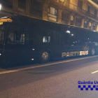Autobús denunciado por la Guardia Urbana por realizar actividad de discoteca sin licencia y con la ITV caducada.