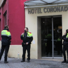 Varios agentes de los Mossos frente al Hotel Coronado