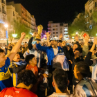 Los argentinos celebran en la plaza de la Fuente la victoria de su selección al Mundial de Catar