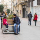 Elena López asseguda amb la seva filla a un dels 'parklets' mentre prenien un batut de Xixona.