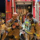 Los bomberos con el perro. Revolución Pata destaca la actuación y la sensibilidad del cuerpo durante el rescate.