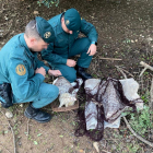 Dos agents de la Guàrdia Civil amb el material i la fura comissada a dos caçadors furtius de conills a Aldover.