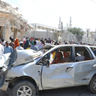 Un coche dañado tras dos explosiones en Mogadishu