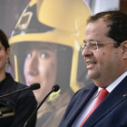 El conseller d'Interior, Joan Ignasi Elena, i la bombera, Mari Muñoz, en la presentaxió de les mesures per avançar en la igualtat de génere al cos de Bombers.