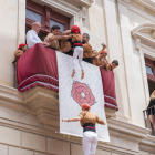 Imatge de l'enxaneta dels Xiquets de Reus enfilant-se al balcó de l'Ajuntament.
