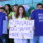 Una treballadora de cabina de Ryanair protesta contra els baixos salaris que els paga la companyia.