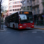 Un autobús de Tarragona circulant pel centre de la ciutat.