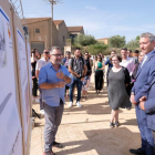 Garreta, a l'esquerra, presentant el projecte d'escola a Vallmoll.