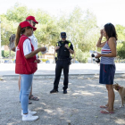 Educadores ambientales y agentes de la Guardia Urbana de Tarragona durante la campaña de sensabilización de propietarios de animales domésticos y mascotas.