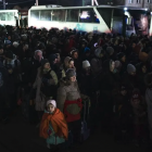 Una muchedumbre de gente en la frontera de Ucrania antes de llegar al cruce para pasar en Polonia.