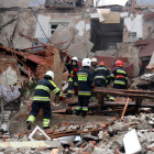 Los equipos de emergencia de Ucrania buscan víctimas en un edificio en ruinas en el centro de Cherníhiv.