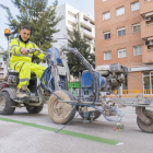 Els operaris actuaven ahir per pintar de verd les línies del pàrquing de Torres Jordi.