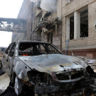 Un cotxe calcinat després d'un bombardeig a la ciutat de Khàrkiv.