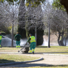 Operarios trabajando en el mantenimet de la jardinería del par Francolí de Tarragona