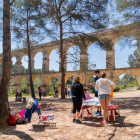 Al Pont del Diable, les famíies s'aplegaven al voltant del monument romà per dinar i tastar la mona.