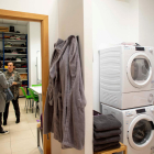 Sala de rentadores del nou centre de dia de Tarragona per a persones sense sostre.