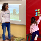 Una sessió de treball a l'escola d'Alforja i material didàctic per als infants.