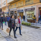 La gent que va de la Rambla Nova al Mercat Central aprofita per mirar els aparadors a Canyelles.